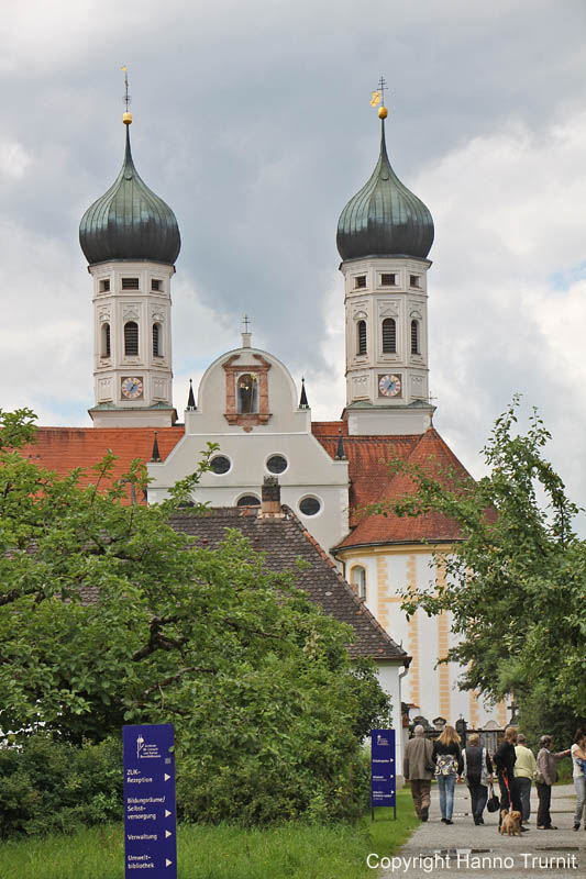 013.Vor dem Friedhof