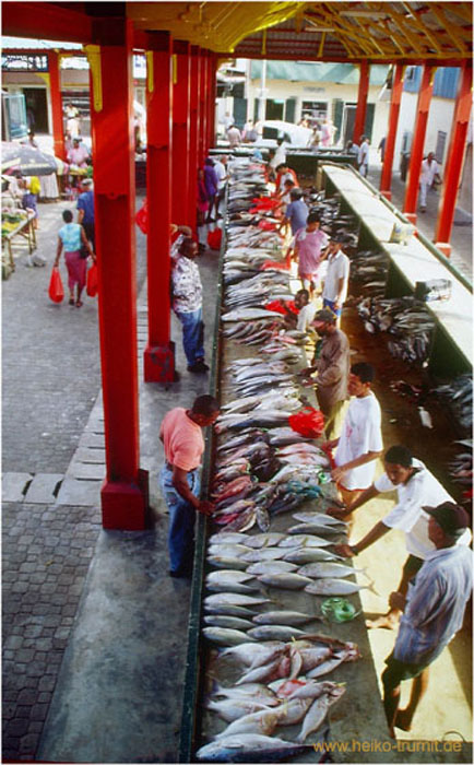 03.Fischverkaeufer in der Markthalle