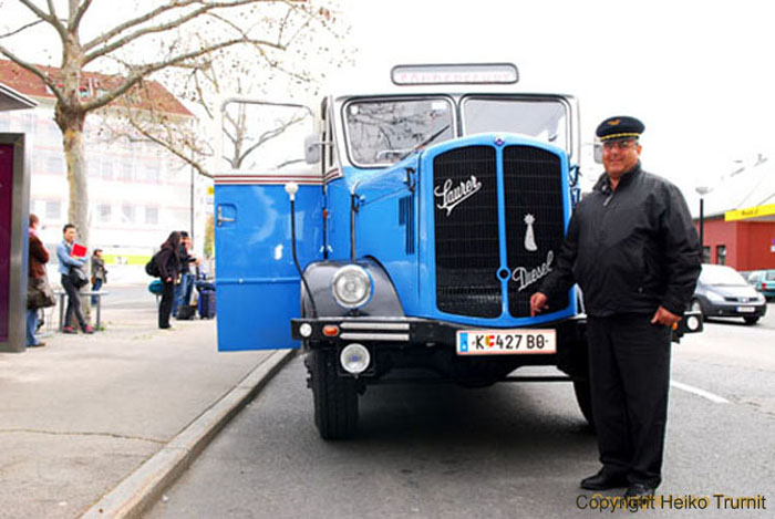 Nostalgiebus und sein Wagenlenker