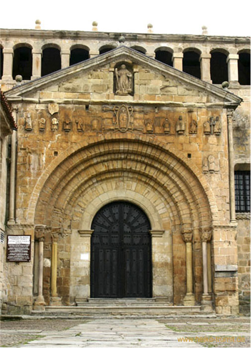 12._Portal_der_Stiftskirche_Santillana