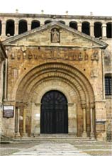 12._Portal_der_Stiftskirche_Santillana