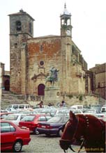 44.Zwei Roesser auf der Plaza Mayor, Trujillo