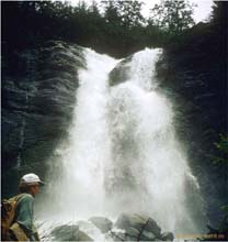 23.Creek Falls am Mendenhall Gletscher