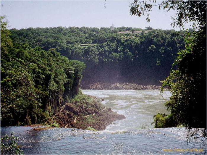 125.Blick über einen Wasserfall, Iguazu