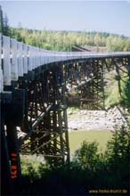 98.Letzte Timberholzbruecke am alten Alaska Highway,